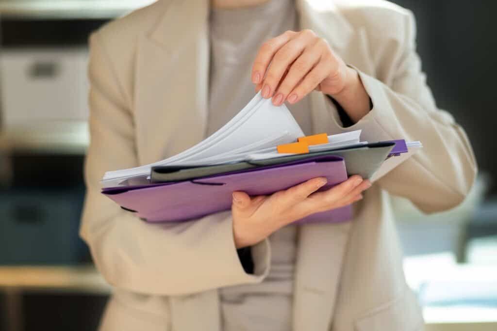 Personalverantwortliche mit Unterlagen zur Vorbereitung einer Kündigung