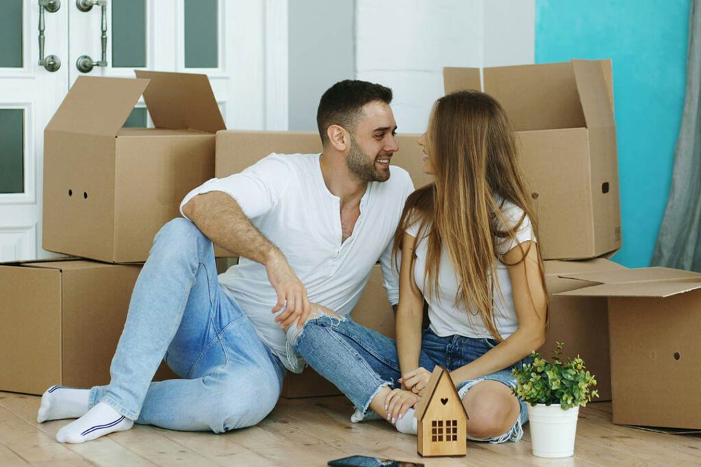 Ehepaar beim Umzug ins neu gekaufte Haus